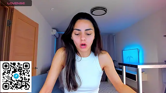 Snapshot of EmiliaZen chatting on 10-11-25, 02:26 EmiliaZen online show from 10-11-25, 02:26