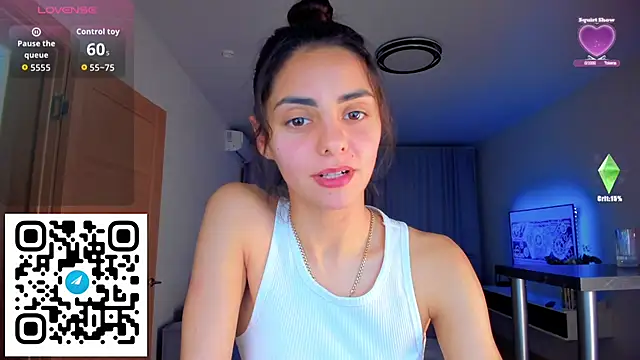 Snapshot of EmiliaZen chatting on 10-31-25, 05:14 EmiliaZen online show from 10-31-25, 05:14