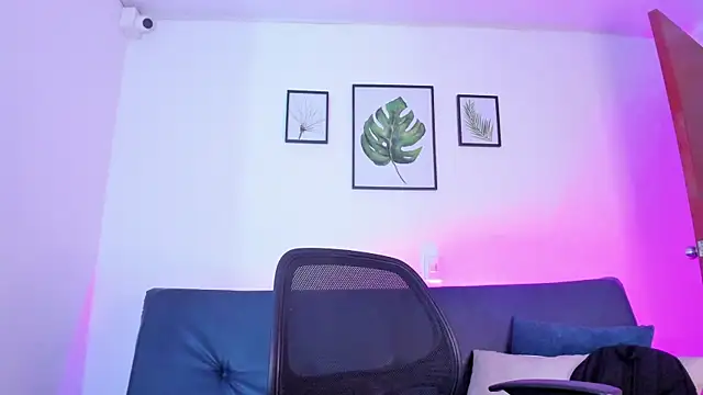 Snapshot of Tatianaa@xh chatting on 03-04-25, 08:27 Tatianaaxh online show from 03-04-25, 08:27