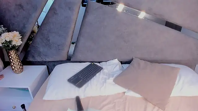 Giselle Lauren online show from 10-18-25, 08:09