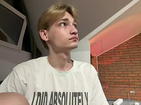 Snapshot of Julian_wins chatting on 03-19-25, 08:22 Julian wins online show from 03-19-25, 08:22