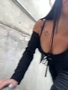 Snapshot of Laura-Khalifa chatting on 02-11-25, 10:28 Laura-Khalifa online show from 02-11-25, 10:28