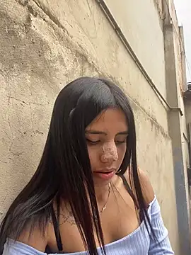 Snapshot of Laura-Khalifa chatting on 02-12-25, 07:24 Laura-Khalifa online show from 02-12-25, 07:24