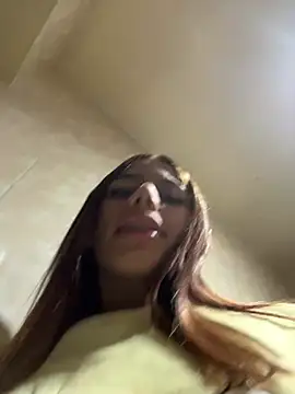 Snapshot of Laura-Khalifa chatting on 02-22-25, 04:29 Laura-Khalifa online show from 02-22-25, 04:29