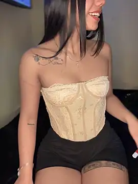 Snapshot of Laura-Khalifa chatting on 10-18-25, 05:21 Laura-Khalifa online show from 10-18-25, 05:21