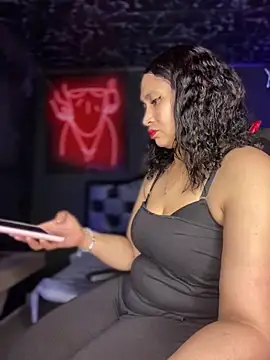 Snapshot of Carola-Ross chatting on 03-08-25, 03:06 Carola-Ross online show from 03-08-25, 03:06