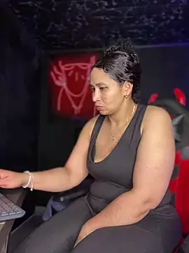 Snapshot of Carola-Ross chatting on 03-08-25, 06:10 Carola-Ross online show from 03-08-25, 06:10