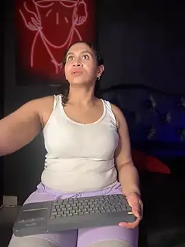 Snapshot of Carola-Ross chatting on 03-18-25, 11:30 Carola-Ross online show from 03-18-25, 11:30