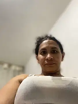 Snapshot of Carola-Ross chatting on 09-22-25, 02:02 Carola-Ross online show from 09-22-25, 02:02