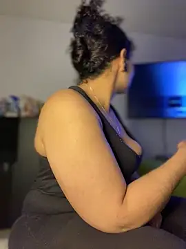 Snapshot of Carola-Ross chatting on 10-28-25, 05:26 Carola-Ross online show from 10-28-25, 05:26