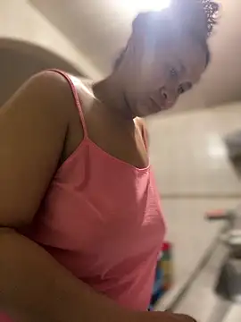 Snapshot of Carola-Ross chatting on 12-15-25, 04:55 Carola-Ross online show from 12-15-25, 04:55