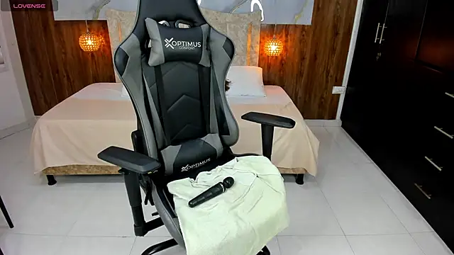 Snapshot of Holly_22 chatting on 02-22-25, 06:19 Holly 22 online show from 02-22-25, 06:19