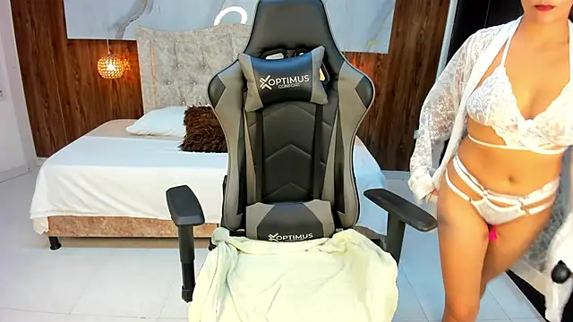 Snapshot of Holly_22 chatting on 02-27-25, 12:02 Holly 22 online show from 02-27-25, 12:02