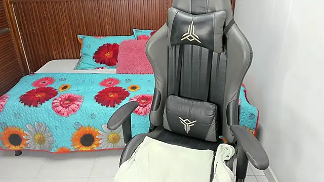 Snapshot of Holly_22 chatting on 03-17-25, 12:04 Holly 22 online show from 03-17-25, 12:04