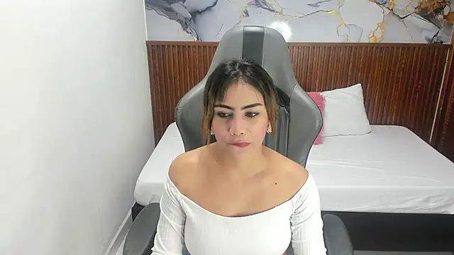 Snapshot of Holly_22 chatting on 11-18-25, 02:43 Holly 22 online show from 11-18-25, 02:43