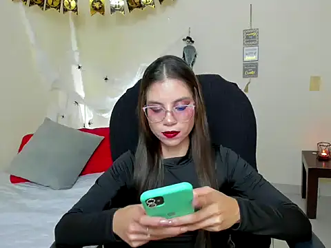 Snapshot of veronicamiller22 chatting on 10-31-25, 02:45 veronicamiller22 online show from 10-31-25, 02:45