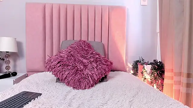 MiaHertz online show from 11-28-25, 11:57