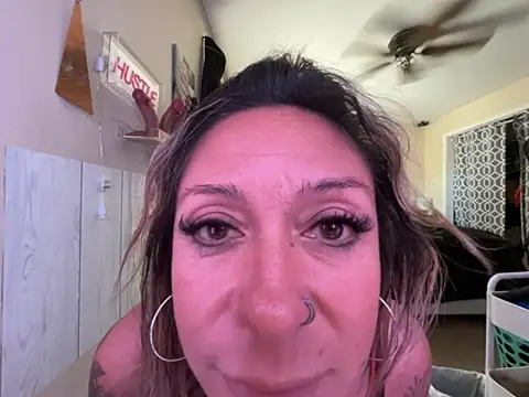 Snapshot of bossyroxy84 chatting on 10-22-25, 05:13 bossyroxy84 online show from 10-22-25, 05:13