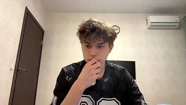 Snapshot of aronrodrigos chatting on 02-18-25, 06:15 aronrodrigos online show from 02-18-25, 06:15