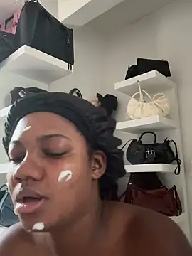 Daphnewalker   online show from 04-15-26, 01:51