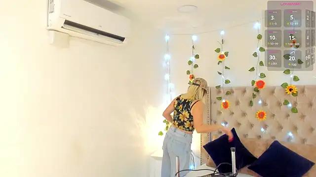 Snapshot of CandieGilson__ chatting on 10-06-25, 12:46 CandieGilson   online show from 10-06-25, 12:46