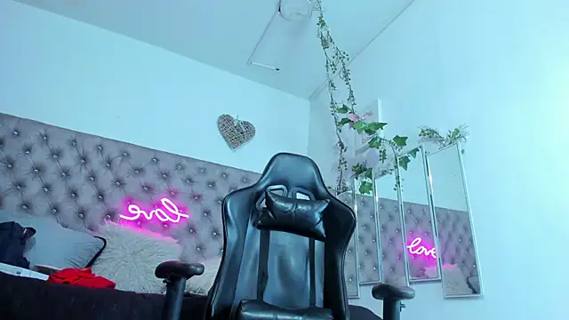 Naomii Viper online show from 10-15-25, 11:10