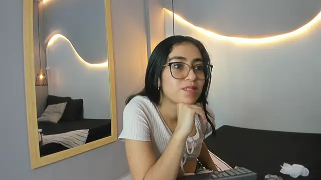 Snapshot of lucelly_15 chatting on 10-24-25, 12:01 lucelly 15 online show from 10-24-25, 12:01