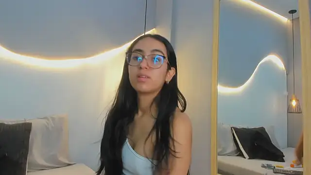 Snapshot of lucelly_15 chatting on 10-31-25, 11:44 lucelly 15 online show from 10-31-25, 11:44