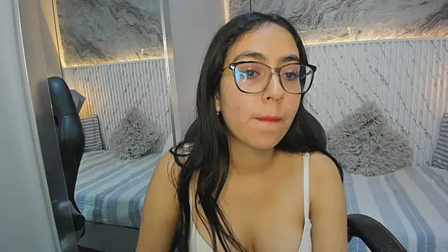 Snapshot of lucelly_15 chatting on 11-25-25, 11:32 lucelly 15 online show from 11-25-25, 11:32