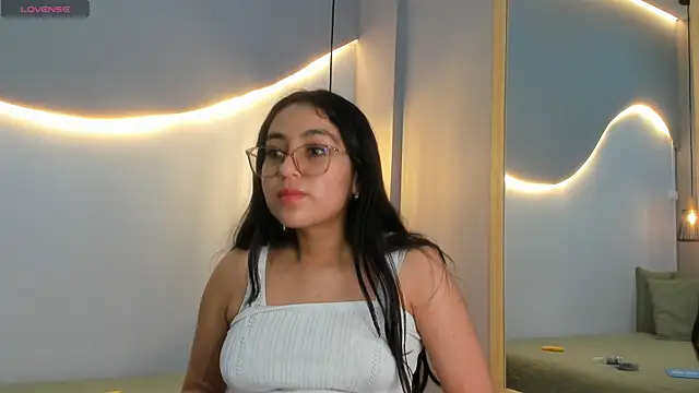 Snapshot of lucelly_15 chatting on 12-21-25, 12:01 lucelly 15 online show from 12-21-25, 12:01