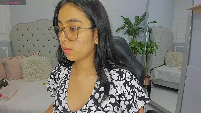 Snapshot of lucelly_15 chatting on 02-15-26, 11:30 lucelly 15 online show from 02-15-26, 11:30