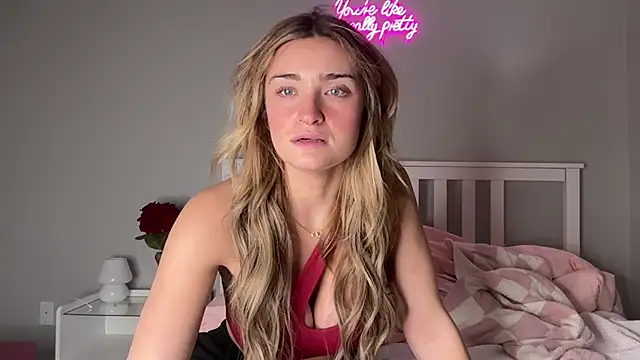 Snapshot of meggsworld chatting on 02-25-25, 11:33 meggsworld online show from 02-25-25, 11:33