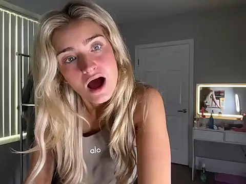 Snapshot of meggsworld chatting on 10-01-25, 11:27 meggsworld online show from 10-01-25, 11:27