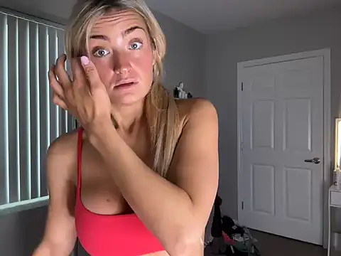 Snapshot of meggsworld chatting on 10-20-25, 02:39 meggsworld online show from 10-20-25, 02:39