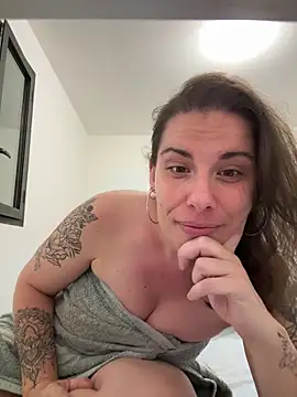 Snapshot of Lar0uch chatting on 03-05-25, 05:39 Lar0uch online show from 03-05-25, 05:39