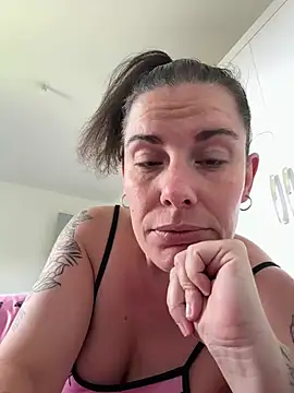 Snapshot of Lar0uch chatting on 03-20-25, 06:08 Lar0uch online show from 03-20-25, 06:08