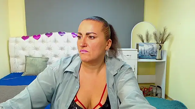 DianaMGG online show from 10-11-25, 05:39