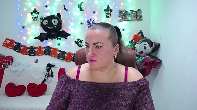 DianaMGG online show from 10-18-25, 05:14