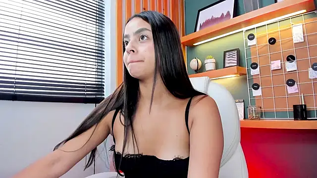 Snapshot of Bella_walker_ chatting on 10-11-25, 02:15 Bella walker online show from 10-11-25, 02:15