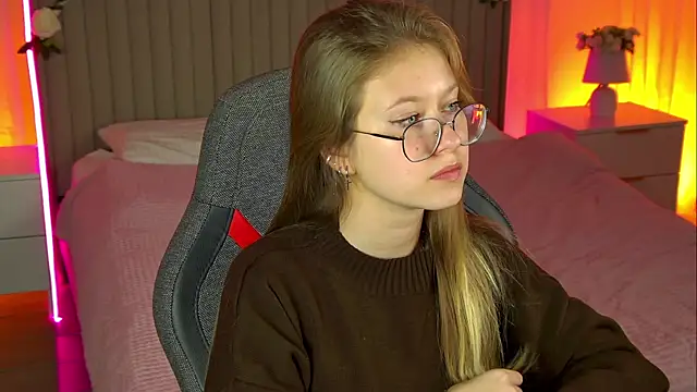 EveMundie online show from 10-30-25, 01:23