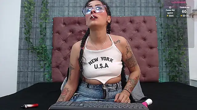 Snapshot of Mia__coluccy chatting on 02-17-25, 03:04 Mia  coluccy online show from 02-17-25, 03:04