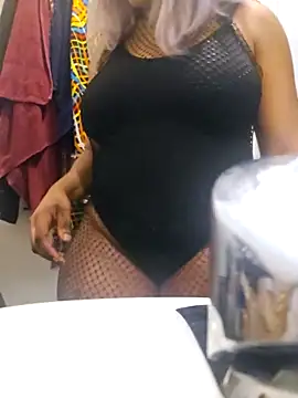 Snapshot of Louna45dv chatting on 02-17-25, 07:53 Louna45dv online show from 02-17-25, 07:53