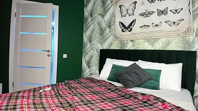 Snapshot of boozekirs_ chatting on 11-24-25, 03:17 boozekirs online show from 11-24-25, 03:17