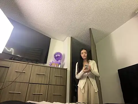 Snapshot of DesireLuxe chatting on 03-10-25, 04:49 DesireLuxe online show from 03-10-25, 04:49