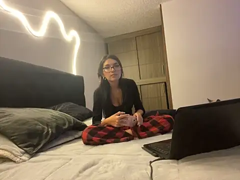 Snapshot of DesireLuxe chatting on 09-27-25, 05:34 DesireLuxe online show from 09-27-25, 05:34