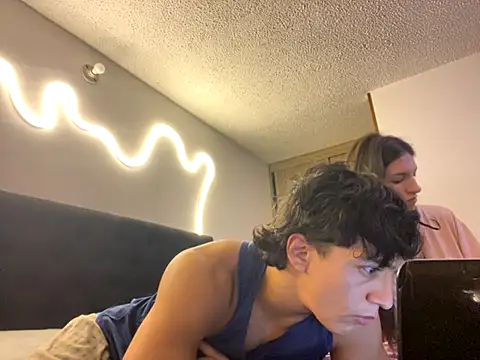 Snapshot of DesireLuxe chatting on 10-10-25, 06:23 DesireLuxe online show from 10-10-25, 06:23