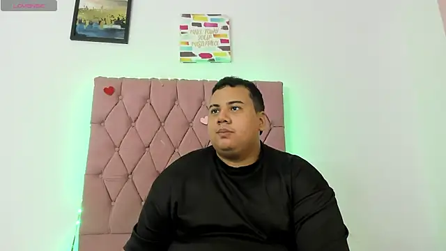 Snapshot of MICHAEL_AND_SHARON chatting on 10-30-25, 04:36 MICHAEL AND SHARON online show from 10-30-25, 04:36