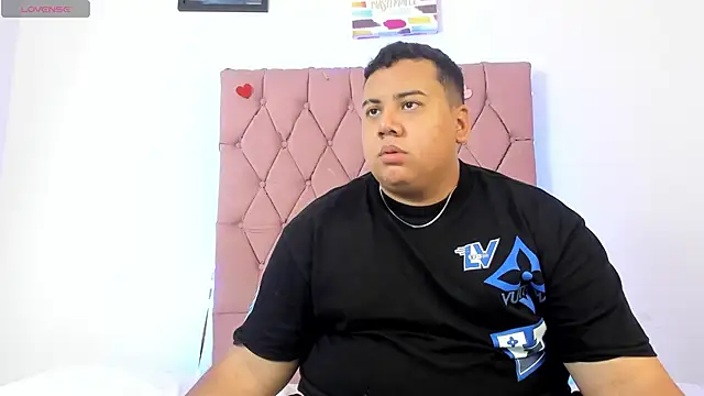 Snapshot of MICHAEL_AND_SHARON chatting on 11-08-25, 04:12 MICHAEL AND SHARON online show from 11-08-25, 04:12