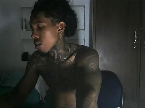 Snapshot of LaurentBrown chatting on 10-31-25, 04:57 LaurentBrown online show from 10-31-25, 04:57