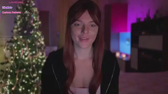 Snapshot of CherryRed_Girl chatting on 12-20-25, 04:47 CherryRed Girl online show from 12-20-25, 04:47